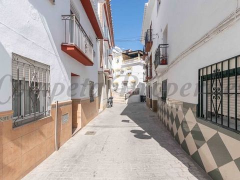 Charming townhouse in Spain with an unbeatable location nestled in the picturesque village of Algarrobo. It offers proximity to all local amenities and it is located within 4 kilometres from the beach. This property boasts stunning views from the ter...