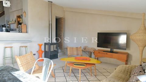 Saint-Saturnin-les-Apt, in the heart of the village, duplex apartment with approx. 95 m² of usable floor space, renovated to a loft-like quality. A shared entrance leads to the top floor of this authentic village house, where you'll discover a vast l...