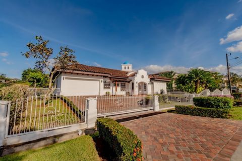 ID# 117004. Beautiful colonial house for sale in Hacienda Los Reyes condominium, La Guácima, 500 sqm construction, 2000 sqm land, US$780.000. Discover the charm of colonial architecture in this spectacular home for sale, located in the prestigious Ha...