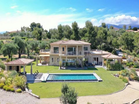 Recently built, this prestigious contemporary villa of 570m² is located in a quiet and residential area on the heights of Roquefort-les-Pins. On a 1.6 hectare with landscaped garden and on a partially buildable plot, the property also benefits from a...