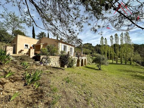On sale at the Nid de Provence agency: Come and put down your bags in this real haven of peace, nestled at the foot of the Val des Fées! This charming single-storey house of 80m2 has a bright living room offering a magnificent view of the ochres, a l...
