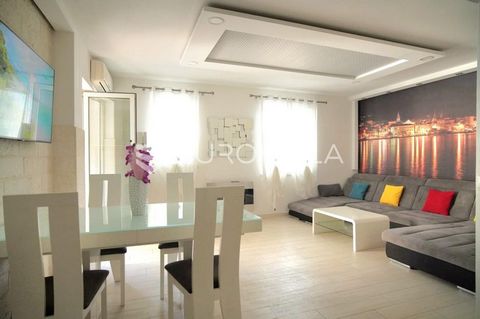 Makarska furnished apartment in the first row by the sea in Makarska. The apartment is located in a residential building and consists of: entrance hall, separate bedroom, bathroom, kitchen with dining room and living room, and balcony. The distance t...