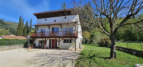 In a small village near Saint Cirq lapopie with its primary school and a few shops, come and discover this atypical house of approximately 110m² made up of 3 bedrooms including a master suite on the ground floor, a beautiful bright living/dining room...