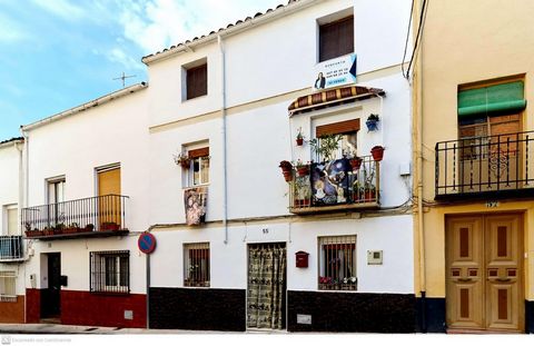 If you want to live or have your second home outside the city, at BONHOMIA INMOBILIARIA we have the ideal option. We present this magnificent house in the center of Los Villares where in addition to enjoying the tranquility of the countryside you can...
