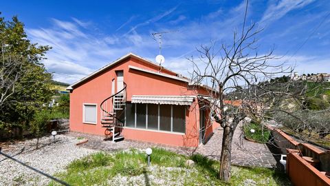 In Case di Pasquale, a hamlet of Morro D'Oro, (a small town between the valleys of Tordino and Vomano), on the first hill of Roseto degli Abruzzi, we offer for sale an independent of sqm. 120 interiors on one level. Attached to the solution: a spacio...