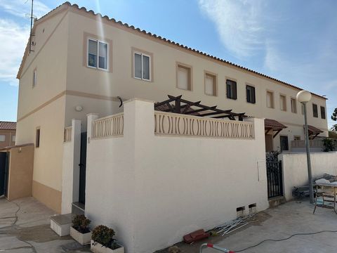 Semi-detached house in Miami Playa just 200 meters from the sea. The 92m2 house is distributed between three bedrooms, a bathroom, a toilet, independent equipped kitchen, living-dining room with access to a private patio. The condition is pre-owned, ...