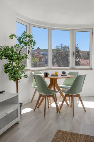 Welcome to the Bright T2 apartment in Algés! This renovated space boasts two spacious double rooms, one with a double bed and another with two single beds, and is perfect for accommodating friends or family. With two well-appointed bathrooms and a fu...