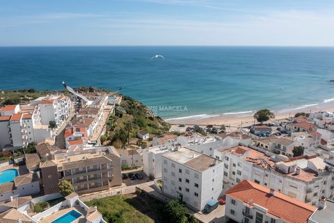 Located in Lagos. Situated in the heart of the picturesque village of Burgau, in a quiet area and just a few minutes' walk from the famous beach and local restaurants, this two-bedroom apartment, built in 1984, presents an excellent opportunity for b...