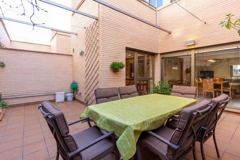 Welcome to this spectacular townhouse in one of the best areas of Granada! With a wide variety of services nearby, such as schools, supermarkets and public transportation, This home is ideal for those looking for comfort and proximity to the city cen...