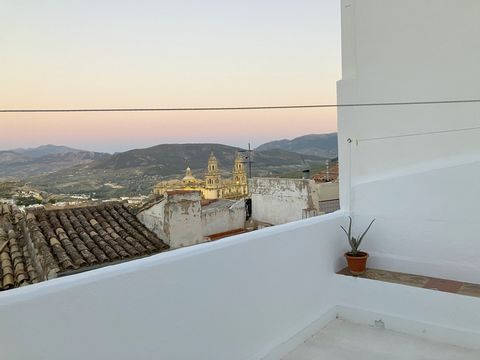 This is a renovated house perfect for people who are coming to Jaen for a few months. The house is near to the center (7 mins w), near to the forest (3 mins w) and near to the bus stop (2 mins w). The house has fast 1 GB internet and a terrace with v...