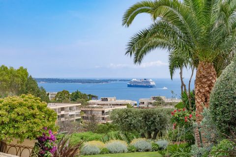 In the heart of a very sought-after area, this villa offers magnificent panoramic views of the sea and the Lérins islands. It has a total surface area of 250 m2, and is composed as follows: - entrance, - living room of more than 80 m2, - kitchen, - m...