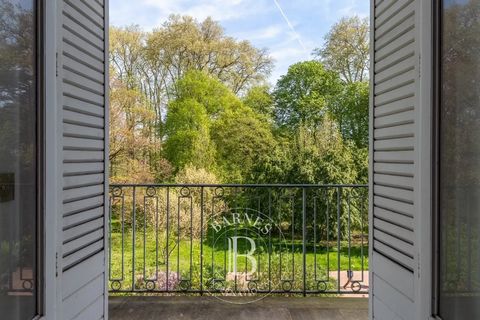 EXCLUSIVE - PARC DE LA TÊTE D'OR - Nestled in a prestigious town house overlooking the famous Parc de la Tête d'Or, this exceptional flat offers a living environment of rare elegance and unrivalled comfort. At 244 sqm, it embodies the perfect harmony...