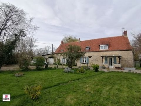 This farmhouse located in a peaceful hamlet of 3 houses 7 kms from the cathedral of Sées, is composed as follows: - On the ground floor a living room with its open fireplace and beams, a large kitchen, a spacious living room of almost 30 m2 with also...