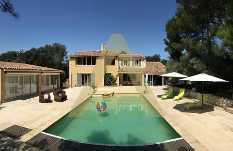 In the heart of Languedoc-Roussillon-Midi-Pyrénées, in Villeneuve-les-Avignon, this property stands on a beautiful green plot that enjoys great tranquility while being close to the center of the City of the Popes. It consists of three villas that can...