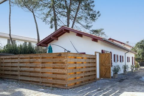 At the gates of Hossegor and 2 minutes walk from the port of Capbreton, this beautiful renovation of 2023 is the perfect compromise between a house and an apartment: no co-ownership, no garden maintenance, a single storey with no neighbors above... I...