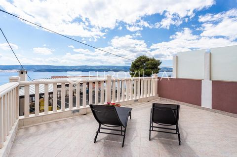 Omiš, Lokva Rogoznica, beautiful semi-detached house, with a beautiful view of the sea. It extends over two floors of NKP 103 m2. There are two 30 m2 garages on the first floor. The second floor consists of two separate one-room apartments with a clo...