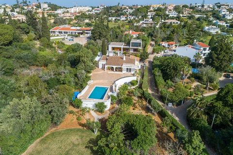 A spectacular gem of a property in the heart of Praia da Luz, an oasis of peace & tranquillity set on 3815m2 of land that is only steps away from the lively heart of the village and its stunning beach. The main house is representative of a classic tr...