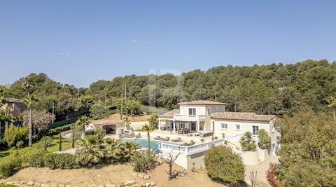 Discover this beautiful property for sale in an idyllic and absolute quiet location near Mouans Sartoux, offering open views of the sea and hills. This property has benefited from high-quality renovation, featuring a large, bright living room with op...