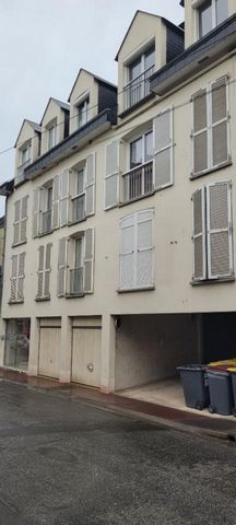 I offer you on the 3rd floor with elevator, this studio of 19.35 M² sold rented, the amount of the rent is 265.73 euros. There is some beautification work to be done (currently concrete flooring, painting....) It consists of an entrance, a main room,...
