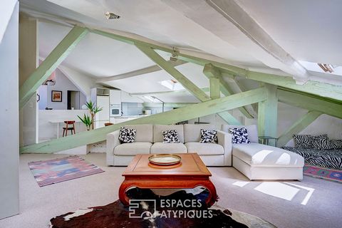 Located between the historic centre of Le Panier and the business centre of La Joliette, on the top floor of a former convent, this attic loft has a surface area of 91 m2 (55 m2 carrez). This house, like a jewel in the city centre, benefits from a pr...