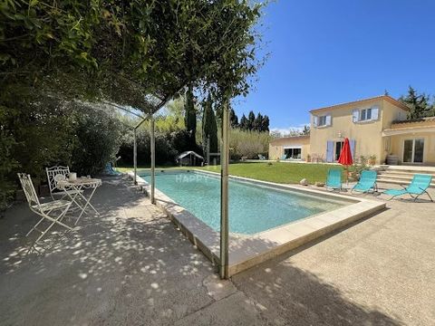 Beautiful volumes and great potential offer this pretty villa, semi-single storey built on 1754 m2 of land located in a pleasant and calm environment of Mouriès. A first electric gate gives access to a large car park to park several vehicles as well ...