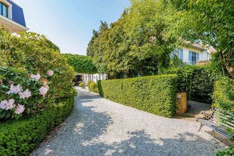 Located in one of the prettiest streets in Woluwe St Pierre, this charming house of character (1922) has retained its period features of quality (parquet floors, fireplaces, decorations). Hidden from view, it is accessed through a pretty entrance gat...