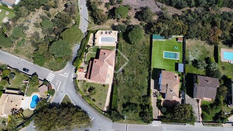 This 1,050m² plot is located in the residential area of Mas Palli, just 2 kilometers from Platja d'Aro and Sant Antoni de Calonge, two of the most coveted towns on the Costa Brava. With flat land that makes it easy to build the house of your dreams, ...