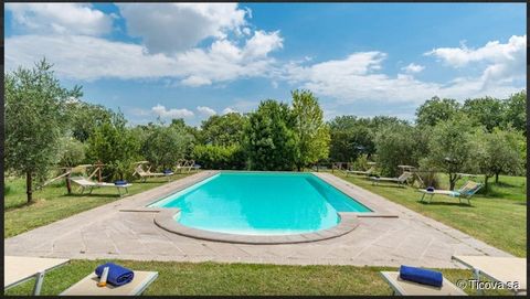 2001 I - Toscane - Cortona - Ticova Immobiliare propose à la vente une grande villa rénovée sur 2 niveaux d’environ 400 mètres carrés avec une grande piscine. - Rez-de-chaussée : salon, salon, cuisine, deux chambres doubles avec mezzanine et salle de...