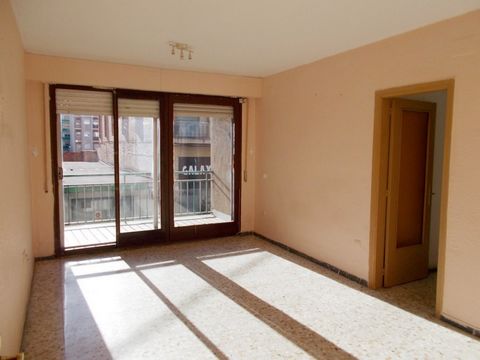 Apartment to renovate in Avda. Sant Vicenç very well located and surrounded by shops. First floor without elevator (planned for 2024), with three double bedrooms, bathroom, wooden carpentry, kitchen with access to laundry patio, large living room wit...