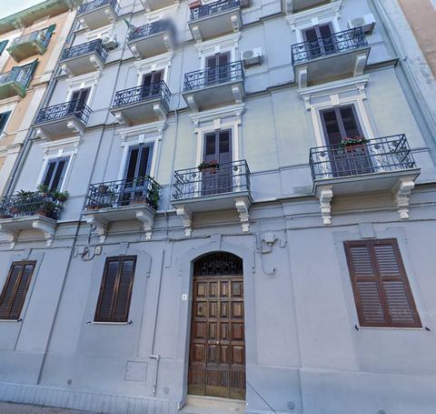 PUGLIA - TARANTO VILLAGE We offer for sale in Taranto in Piazza Bettolo in a 1930s building in good condition, apartment on the mezzanine floor of approximately 80 m2 comprising: entrance hall, two large bedrooms, bedroom, kitchen, bathroom, two clos...