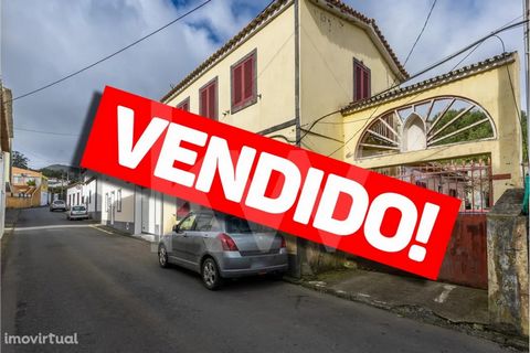 3 bedroom villa, in need of some remodeling inserted in a plot of 870 m2 with side entrance. The villa is located in the center of the village, which facilitates pedestrian access to existing services in the parish. Ideal for investing Pico da Pedra ...