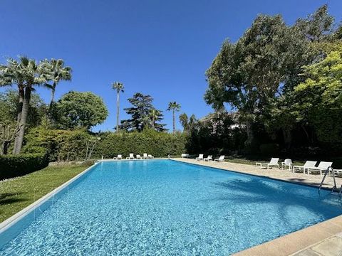 En exclusivité- Dans magnifique résidence très recherchée de Cannes secteur Montrose, avec piscine (10*20), tennis, 2 hectares de parc, sécurisée et gardiennée, superbe grand 2 pièces d'environ 60m2, en étage, bénéficiant d'une grande terrasse sud ou...