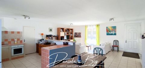 En exclusivité Daniela Big Safti Immobilier Ariège vous présente à proximité de Mirepoix cette spacieuse maison de plain-pied de 100 m² avec jardin de 1080 m². Elle se compose d'un grand salon salle à manger avec cuisine ouverte et un petit bureau. L...