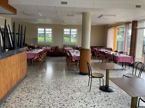 Romans: Large hotel-restaurant-bar with approx. 900 m² of living space on 3800 m² of land, in a quiet part of town with stunning views of the Vercors mountains. This family-run property is currently being renovated, built in 1965 on 3 levels with qua...