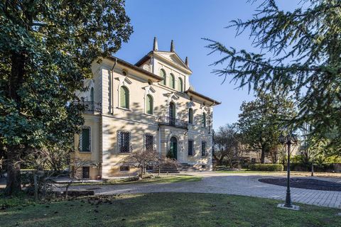 Villa Magico Riflesso. Discover your future holiday residence, an exclusive corner villa in Torri del Benaco, perfect for those seeking peace and beauty at Lake Garda. Located only 50 metres from the lake, this property offers a combination of sereni...