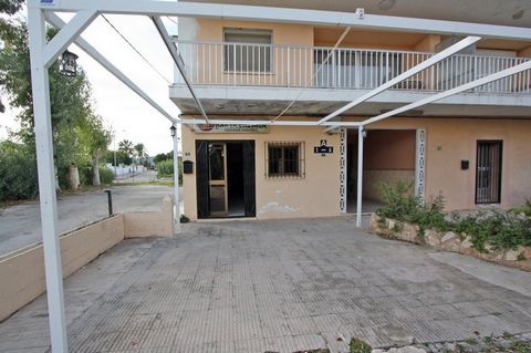 Gezellig handelspand vlakbij het strand te koop in Denia De plaats is opgezet als een bar die tot voor kort volledig operationeel was Het bestaat in totaal uit 45 m2 inclusief het terras met pergola Het heeft 1 apart toilet en douche bergruimtes en a...