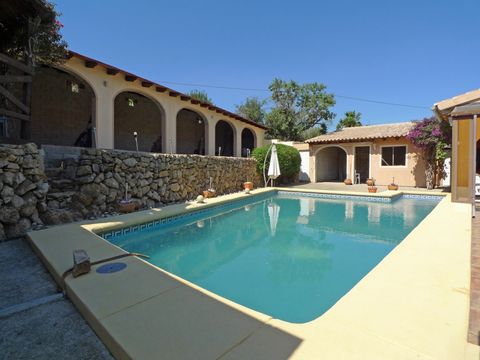 Charmante freistehende Villa mit atemberaubender Aussicht auf einem großen Grundstück mit 2 Etagen gelegen und von den jetzigen Eigentümern gebaut Wenn Sie im Hauptbereich des Grundstücks ankommen können Sie sehen dass das Anwesen um den Poolbereich ...