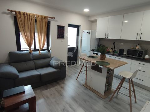 Apartamento T1 com hall de entrada 4 m2 ,tudo  remodelado em 2022 ,levou eletricista, canalização, tudo novo na sala tem  varanda com 5 m2; maquina de lavar roupa e secar  candy ,e cilindro 80 litros . Cozinha equipada com frigorífico combinado becke...