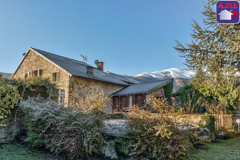 Charaktervolles Haus aus dem 17. Jahrhundert Dieses ehemalige Konsularhaus voller Charme liegt in einer begehrten Stadt in der Nähe von Tarascon-sur-Ariège und verfügt über ein wunderschönes Grundstück von 1170 m². Im Inneren verfügt es über elf Zimm...