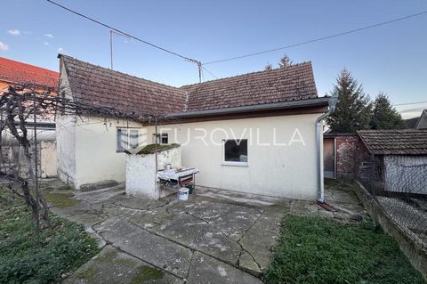 Đakovo, house with an area of 80 m2, located on a plot of land of 396 m2, with auxiliary rooms of approx. 20 m2.The house consists of a bedroom, kitchen and dining room, bathroom and living room. The building needs to be renovated, but there is also ...