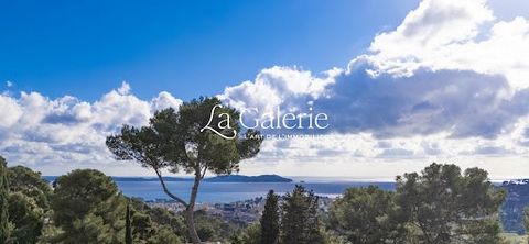 Carqueiranne - Sea panorama from the Giens peninsula to the Toulon harbor! Superb unobstructed view for this property with a 2000m² garden planted with citrus trees, olive trees, and landscaped terraces! New villa with high-end features, 5 bedrooms i...