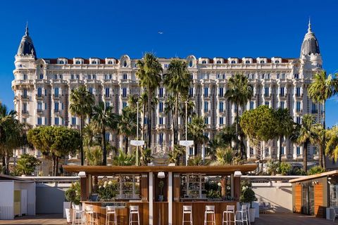 Diese charmante Residenz liegt im Herzen von Cannes und bietet einen herrlichen und erholsamen Rückzugsort für Familien oder Gruppen von Freunden. Umgeben von üppigen grünen Gärten und mit Panoramablick auf die Bucht von Cannes bietet die Residenz ei...