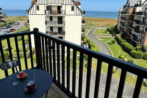 In a seaside residence, completely renovated 2-room mezzanine apartment with a capacity of 3 people and an area of ​​approximately 25m² with a sea view balcony on the 4th floor with elevator. The apartment includes: an entrance, a living room (with a...