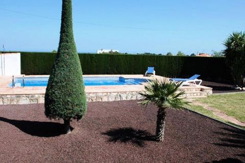 For rent in Ametlla de Mar on the Costa Dorada this very pleasant villa with private swimming pool and beautiful garden located in the quiet area of ​​Las Tres Cales. This house for 6 people has a magnificent, very well-kept garden with lawn, flowers...