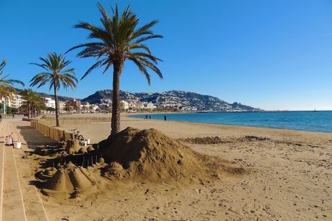 Benvingut al nostre apartament de vacances amb piscina al bonic turó, a 2 km de la platja de Canyelles Petites! Aquí us oferim una vista panoràmica impressionant del mar i la cala, que us deixarà sense alè. Per gaudir al màxim d´aquesta experiència, ...