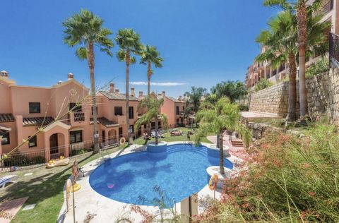 Adosada, Estepona, Costa del Sol. 3 Dormitorios, 2.5 Baños, Construidos 184 m², Terraza 52 m². Posición : Cerca del Mar, Cerca de Ciudad, Cerca de Colegios, Urbanización. Orientación : Sur. Estado : Excelente. Piscina : Comunitaria. Climatización : A...