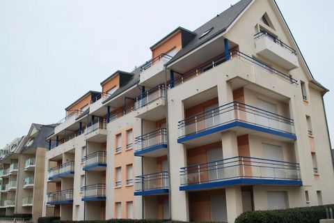 Mooi appartement vlakbij het strand en de zeilclub bestaande uit 3 slaapkamers (één met stapelbed en twee andere met een tweepersoonsbed), een apart toilet, een badkamer (douche), een ingerichte keukenhoek (oven, magnetron, afzuigkap, kookplaat, vrie...