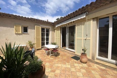 Profitez de vos vacances sur la magnifique Ile de Porquerolles avec cette villa tout confort pouvant accueillir 8 osób. Évadez-vous lors de votre séjour dans cette villa de 100m² comprenant: - kabriolet un salon avec canapé - une cuisine équipée et s...