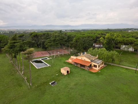 Vanuit Barnes Costa Brava presenteren we een geweldige kans om een typisch Catalaanse stenen boerderij te verwerven in een van de meest gewilde gebieden van de provincie Girona, in de Gouden Driehoek tussen de stad Girona, de Costa Brava en het prest...