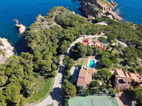 Ontdek dit prachtige huis op een bevoorrechte locatie aan de Costa Brava! Spectaculaire woning van 356 m² gebouwd op een perceel van 1800 m², met een perfecte combinatie van luxe, comfort en een spectaculair uitzicht op zee en de bergen. Op de begane...